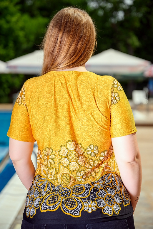 Свежа блуза с оригинален принт (жълт на цветя)